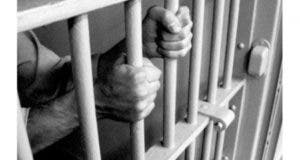 Mujer falló intento abastecer de droga esposo en prisión