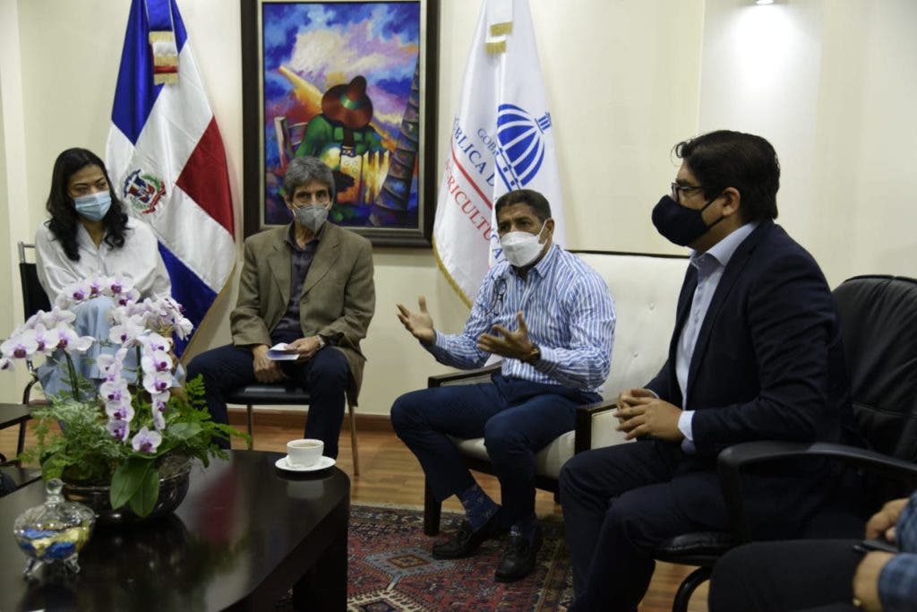 El ministro de Agricultura, Limber Cruz, recibe a la delegación de técnicos de la FAO que ayudarán a la erradicación de la peste porcina africana