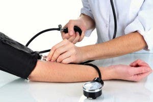 Cardiólogos dominicanos alertan sobre riesgo silencioso de la hipertensión no tratada