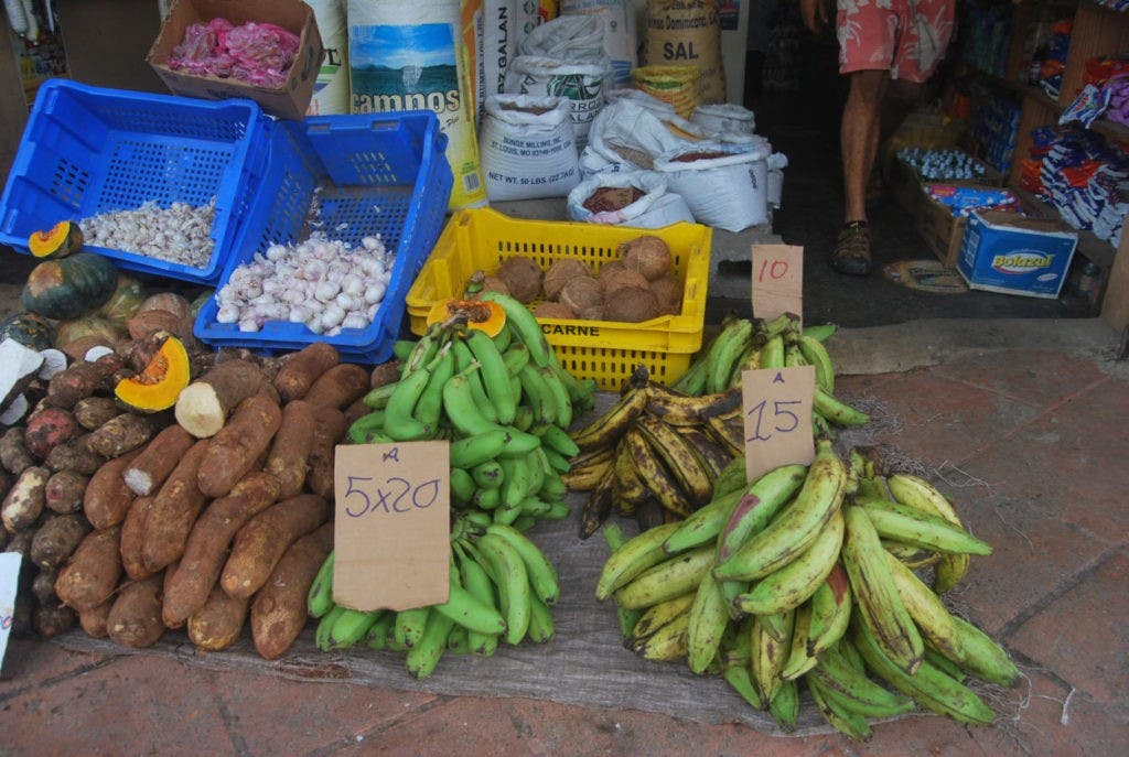 Los precios de los productos alimenticios se mantienen elevados en los principales centros de venta, a pesar del anuncio del Gobierno de que muchos artículos de consumo masivo han bajado su costo en las últimas semanas.