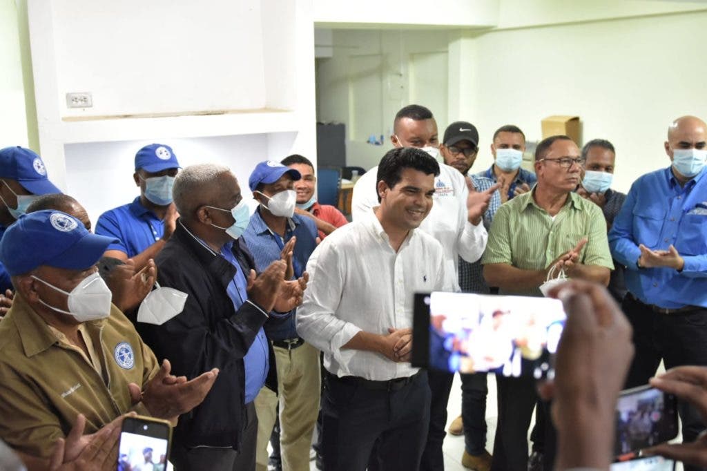 Director ejecutivo de INAPA, Wellington Arnaud durante su visita a Navarrete.