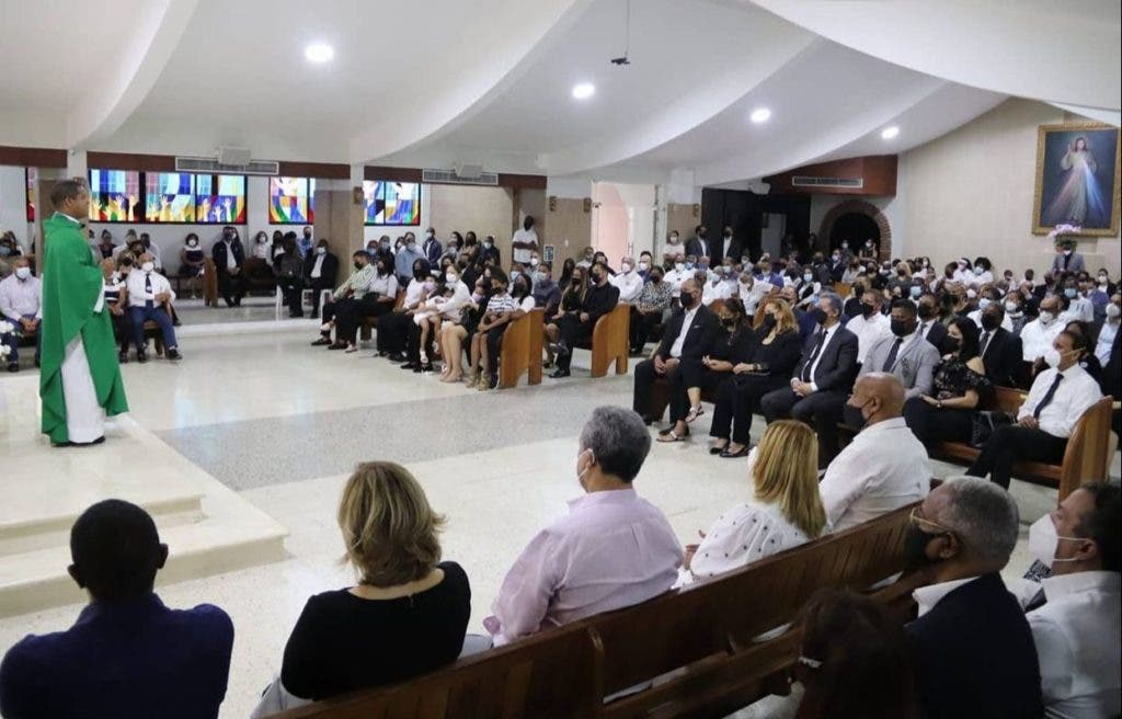 Vista panorámica de la última misa del novenario del merenguero Johnny Ventura. 