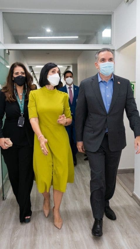 La primera Dama Raquel Arbaje durante su recorrido.