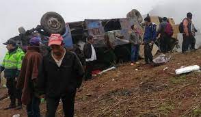 Un accidente de autobús dejó 17 fallecidos y alrededor de 20 heridos, después de estrellarse y caer a un barranco en la carretera central