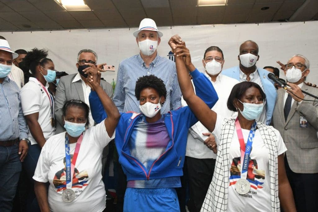 Marileidy Paulino levanta las manos de su madre Anatalia Paulino y su abuela Esperanza Paulino, a quienes colgó las dos medallas que conquistó en los Juegos Olímpicos de Tokyo 2020