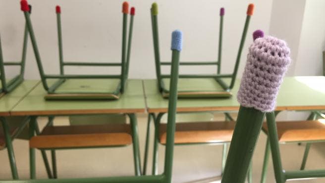 Ganchilleras tejen "botas" para calzar sillas en colegios y evitar ruidos a niños con problemas de audición