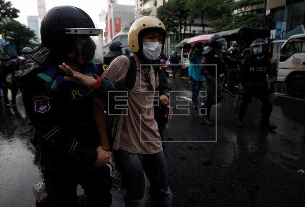 La Policía tailandesa y los manifestantes antigubernamentales volvieron a enfrentarse este domingo en las calles de Bangkok 