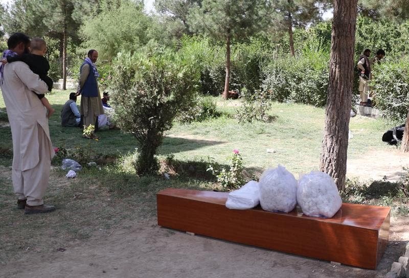 Kabul (Afganistán).- Familiares esperan recibir los cuerpos de las víctimas de la explosión de la bomba en el aeropuerto, en un hospital de Kabul, Afganistán, el 27 de agosto de 2021. Dos explosiones el jueves frente al aeropuerto internacional de Kabul dejaron más de 60 Civiles afganos muertos y otros 140 heridos, funcionarios de salud, mientras que el ejército de Estados Unidos dijo que 12 de su personal murieron. (Afganistán, Estados Unidos) EFE / EPA / STRINGER