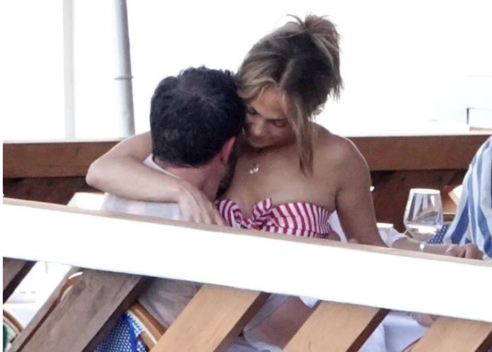 Jennifer López y Ben Affleck continúa deleitando a sus seguidores con fotografías de sus románticas vacaciones en Italia.