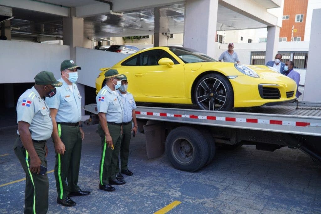 En las redes sociales circula un video, grabado en la a avenida Abraham Lincoln, en Piantini, donde se observa cuando los agentes tratan de fiscalizar al conductor de un Porsche, quien no atendió al llamado y emprendió la huía.