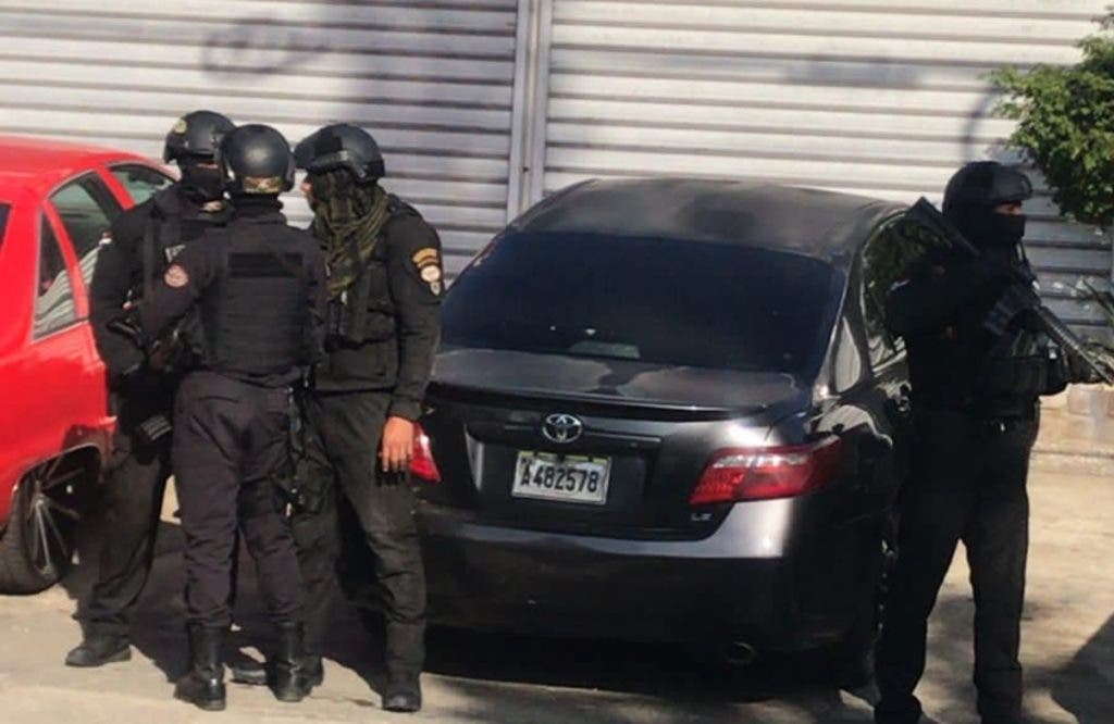 Militares del Ministerio de Defensa protegen a los fiscales en los operativos en Santiago, en la acción denominada Operación Falcón.