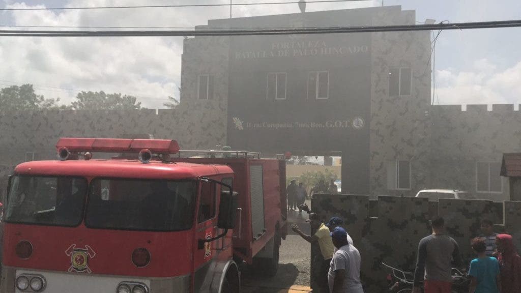Una unidad del cuerpo de bomberos de Cotuí llega a la cárcel que funciona en la fortaleza Palo Hincado para sofocar un fuego creado durante un motín por los reos del penal.