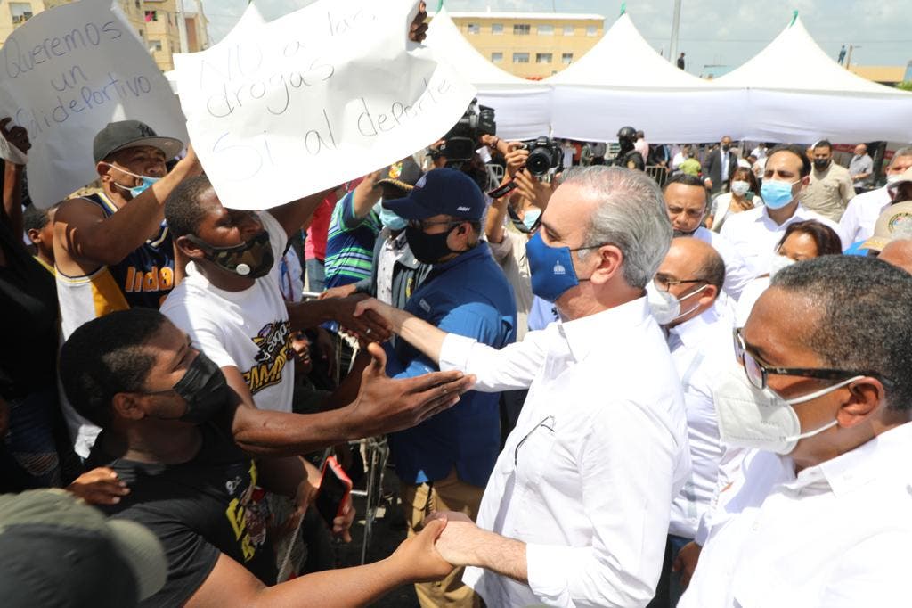 El presidente Luis Abinader anunció ayer la construcción de dos mil viviendas, un cuartel policial y una funeraria en la comunidad San Luis, en Santo Domingo Este, donde además, el Gobierno aportará 20 millones de pesos en aceras y contenes, y dijo que también proyecta reparar 250 casas en San Isidro, en la provincia Santo Domingo.