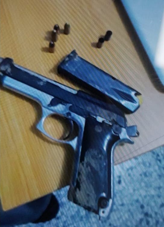 Arma ocupada a los dos hombres heridos por un cabo de la Policía durante un intento de asalto