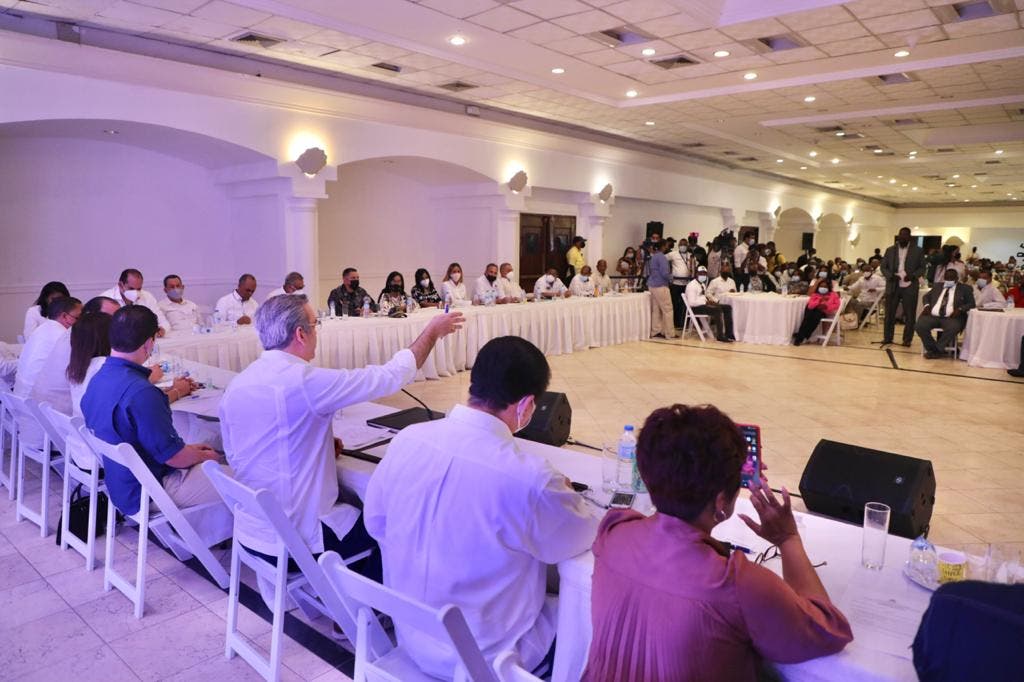 El presidente Luis Abinader tras reunirse con juntas de vecinos de Boca Chica y La Caleta anunció el inicio de los trabajos de levantamiento parcelarios para el saneamiento de 10,700 títulos de propiedad en diferentes lugares de esta comunidad.