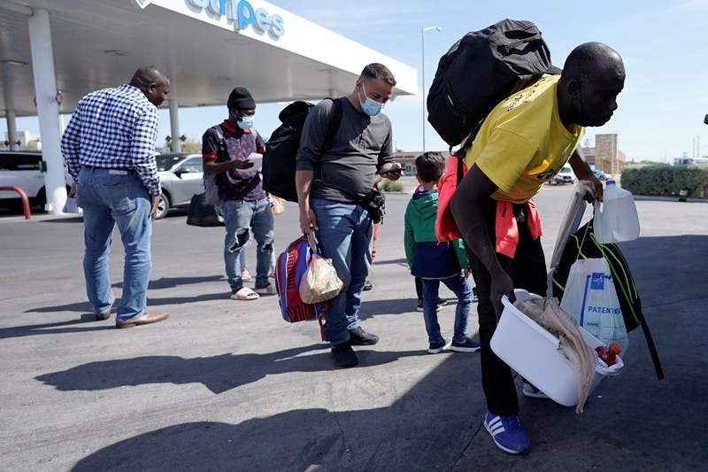 Los migrantes haitianos se preparan para abordar un autobús a San Antonio después de ser liberados de la custodia de la Patrulla Fronteriza de los Estados Unidos al cruzar a Texas, el miércoles 22 de septiembre de 2021, en Del Rio, Texas. Las opciones que quedan para miles de migrantes haitianos que cruzan la frontera entre México y Texas se están reduciendo a medida que el gobierno de Estados Unidos estaba aumentando los vuelos de expulsión a Haití el martes y México comenzó a sacar algunos de la frontera en autobús (Foto AP / Julio Cortez).