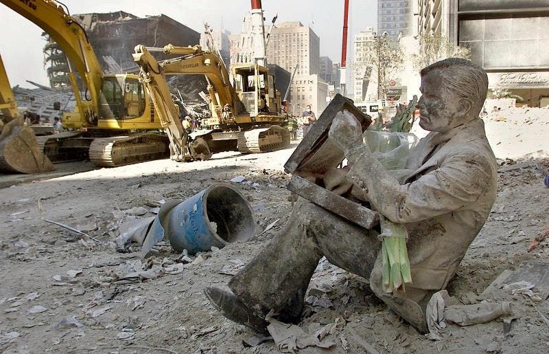 Nueva York (Estados Unidos).- Una estatua de bronce cubierta de polvo de un hombre con su maletín descansa sobre los escombros del World Trade Center en Nueva York, Estados Unidos, 13 de septiembre de 2001 (reeditado el 3 de septiembre de 2021) . El 11 de septiembre de 2001 (11-S), durante una serie de ataques terroristas coordinados con aviones secuestrados, dos aviones se estrellaron contra las torres gemelas del World Trade Center provocando el colapso de ambas torres. Un tercer avión apuntó al Pentágono y un cuarto avión que se dirigía hacia Washington, DC finalmente se estrelló contra un campo. El vigésimo aniversario del peor atentado terrorista en suelo estadounidense se celebrará el 11 de septiembre de 2021.