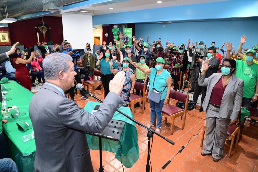 Leonel Fernández juramente varios dirigentes en Fuerza del Pueblo en Nueva York.