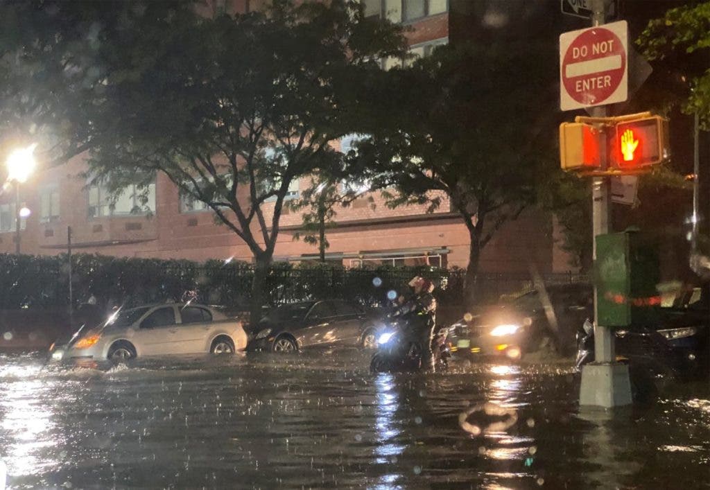 Se ve a un hombre en una scooter tratando de atravesar las aguas de la inundación durante un aguacero masivo del huracán Ida en el distrito de Queens de Nueva York, Nueva York, Estados Unidos, 02 de septiembre de 2021. (Estados Unidos, Nueva York) EFE / EPA / JASON SZENES