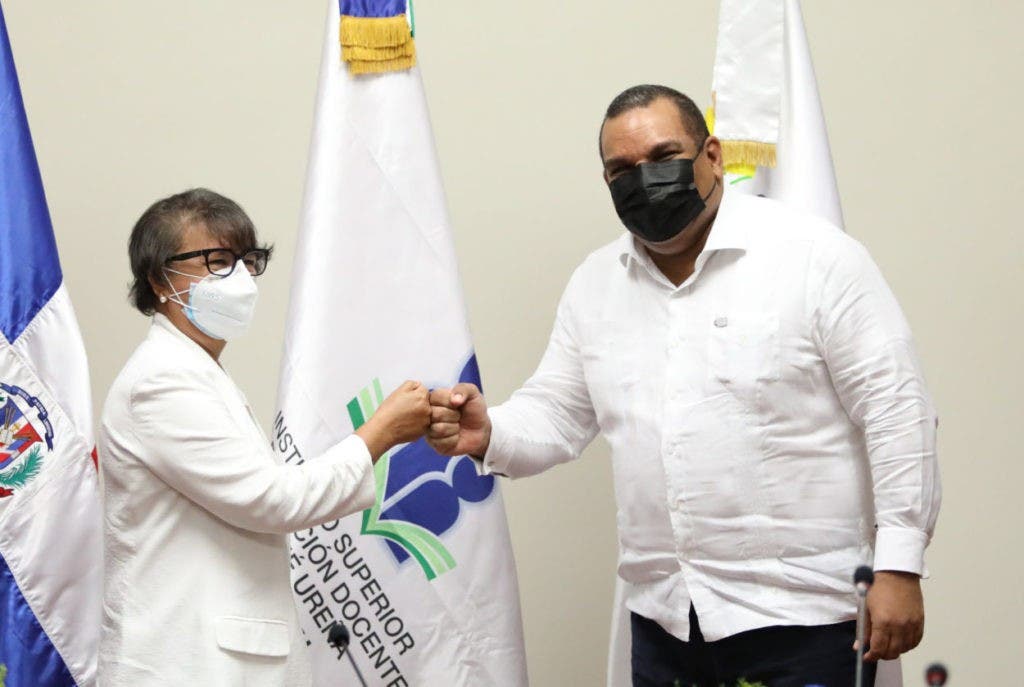 CNE y ISFODOSU firmaron acuerdo de colaboración interinstitucional para formar los futuros educadores sobre ahorro y uso de energía renovable