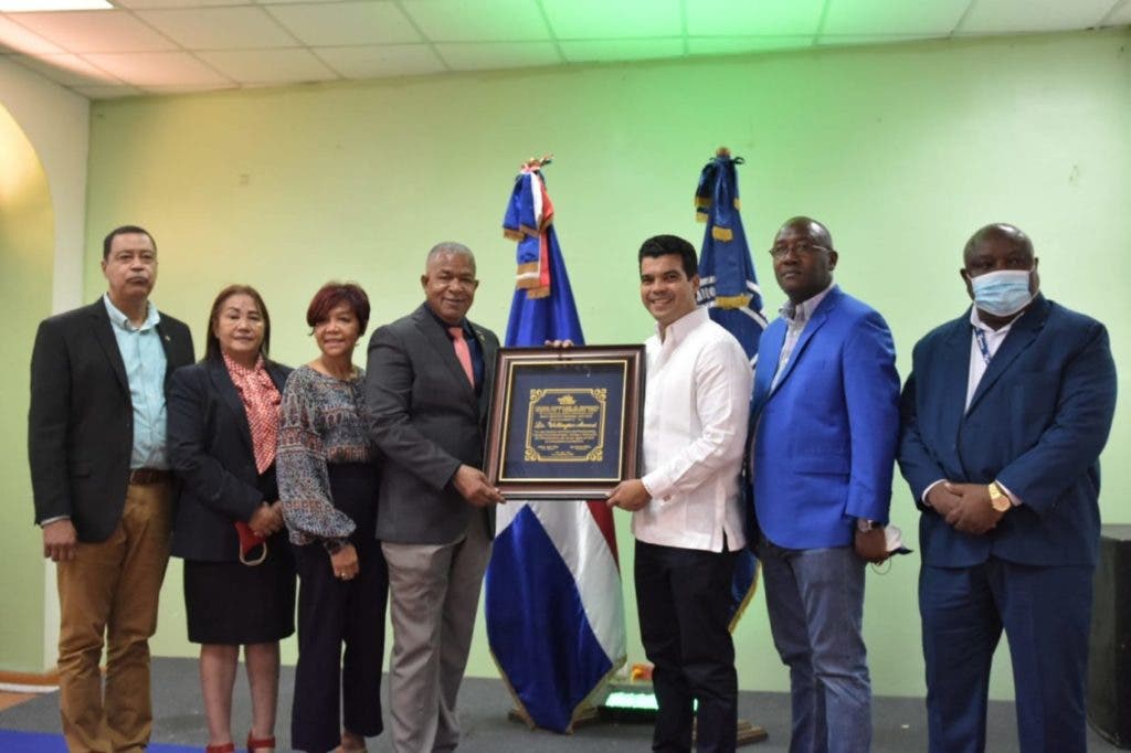 El director ejecutivo de INAPA, Wellington Arnaud, recibió una placa de reconocimiento por (CODIA ), por su trabajo, entrega y dedicación .