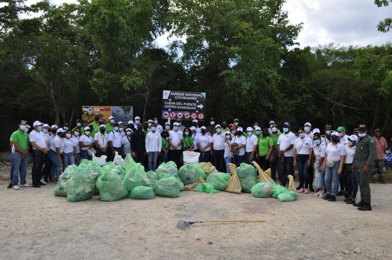 Colaboradores OMSA realizan jornada de recolección de desechos en playa Bayahíbe