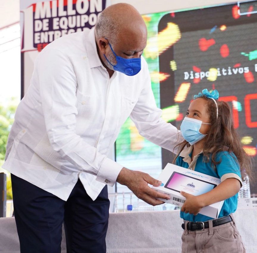 Minerd dice ya entregó 1 millón computadoras