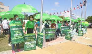 durante varios meses grupos en apoyo a las tres causales y en contra del aborto han estando protestante en los alrededores del Congreso en reclamo de la modificación del artículo 37 de la Constitución.