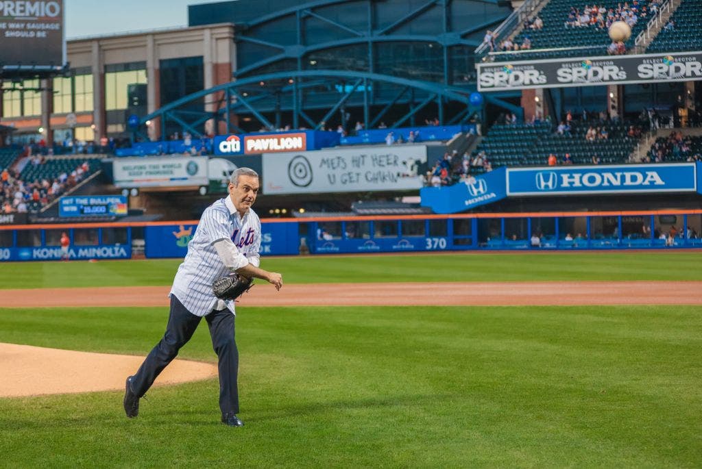 El presidente Luis Abinader hizo el lanzamiento de la primera bola en el partido del domingo en donde los Filis de Filadelfia visitaban a los Mets de New York en el Citi Field de la gran manzana.
