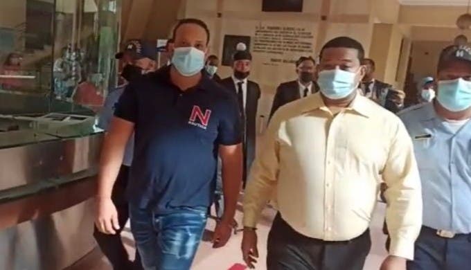 Juan Carlos Mosquea Eduardo (izq.) mientras negaba ser parte de la red, foto Tomás Feliz 