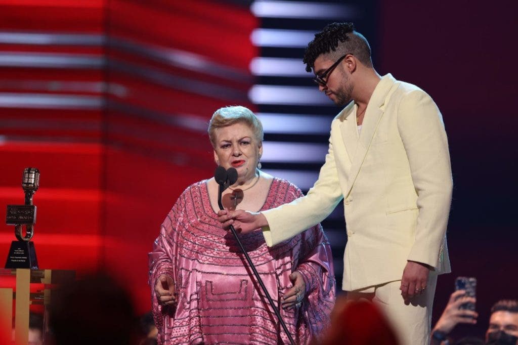 Bad Bunny no solo recibió muchísimos premios este 23 de septiembre en Miami en la ceremonia de los Latin Billboard 2021, sino que también se llevó algún "insulto" delante de todos de parte de la carismática Paquita la del Barrio.