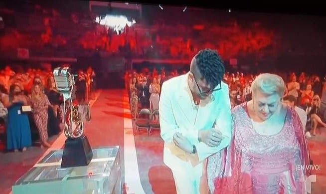 Bad Bunny no solo recibió muchísimos premios este 23 de septiembre en Miami en la ceremonia de los Latin Billboard 2021, sino que también se llevó algún "insulto" delante de todos de parte de la carismática Paquita la del Barrio.