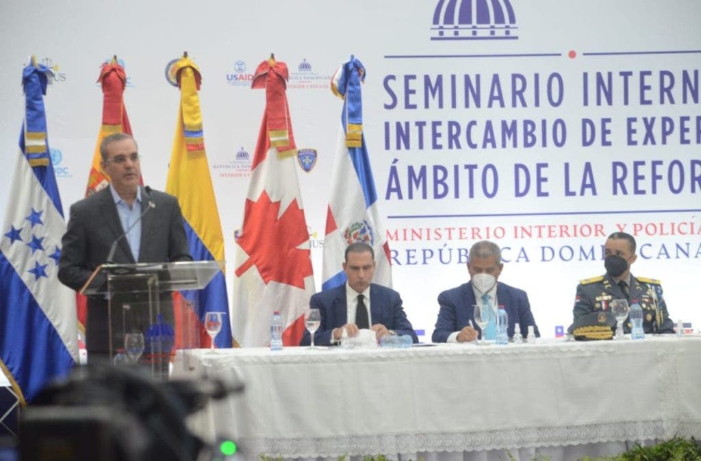 Reforma policial El presidente Luis Abinader habla esta mañana en el acto de apertura del Seminario Internacional para la Reforma Policial, en el que expositores de nueve países compartirán sus experiencias de buenas prácticas policiales durante tres días, en el Centro de Convenciones de la Cancillería. Escuchan sentados, Servio Tulio Castaños, Darío Castillo, y el director de la Policía, general Edward Sánchez.