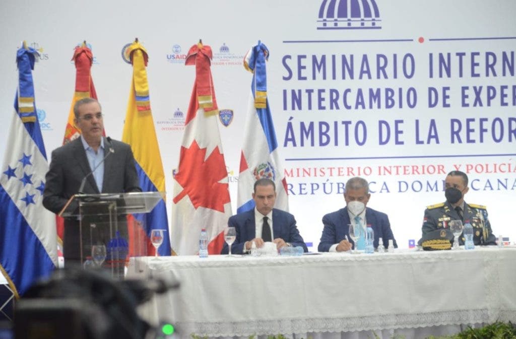 Reforma policial El presidente Luis Abinader habla esta mañana en el acto de apertura del Seminario Internacional para la Reforma Policial, en el  que expositores de nueve países compartirán sus experiencias de buenas prácticas policiales durante tres días, en el Centro de Convenciones de la Cancillería. Escuchan sentados,  Servio Tulio Castaños, Darío Castillo, y el director de la Policía, general  Edward Sánchez.