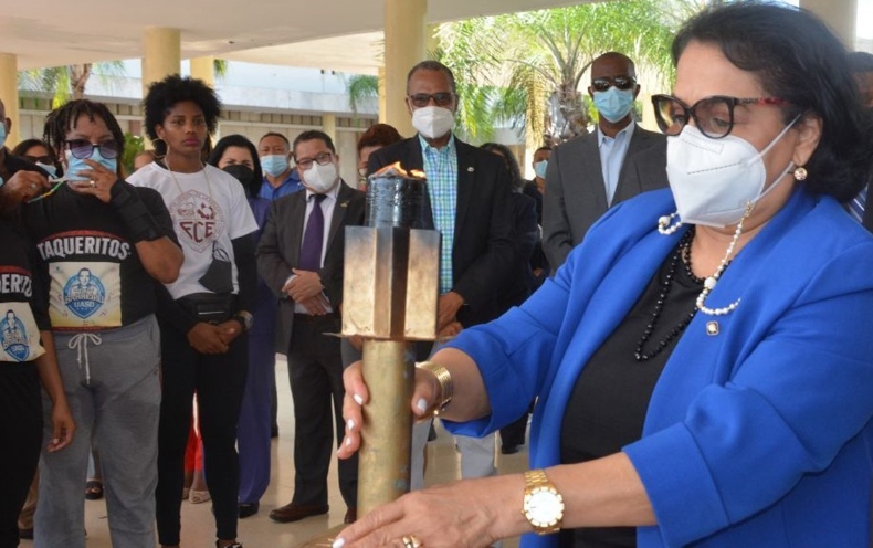 Rectora de UASD recibe antorcha