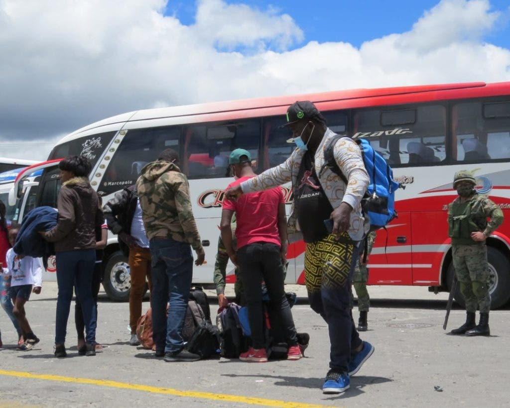 Migrantes haitianos esperan en la frontera para cruzar a Colombia, el 16 de septiembre de 2021, en Tulcán (Ecuador). EFE/Xavier Montalvo