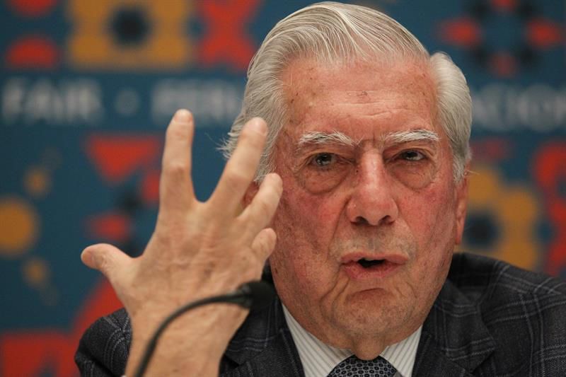 Vargas Llosa dice ordenó declarar ingresos sin ninguna excepción