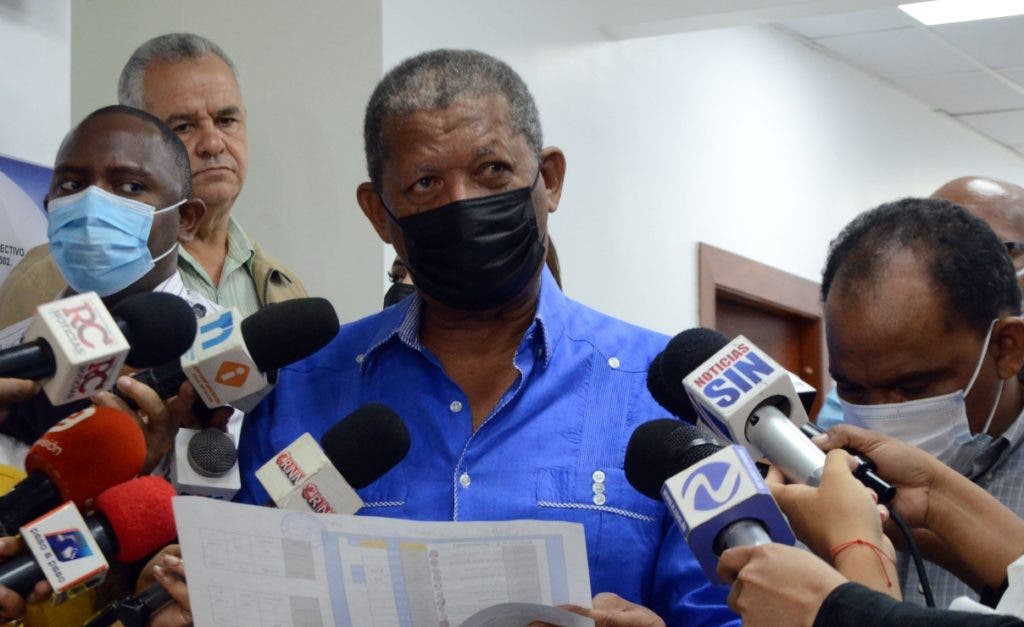 Manuel Mateo, presidente de la comisión electoral, ofrece los datos del primer boletín donde el profesor Eduardo Hidalgo tiene un 56.36 por ciento.
Jorge González
