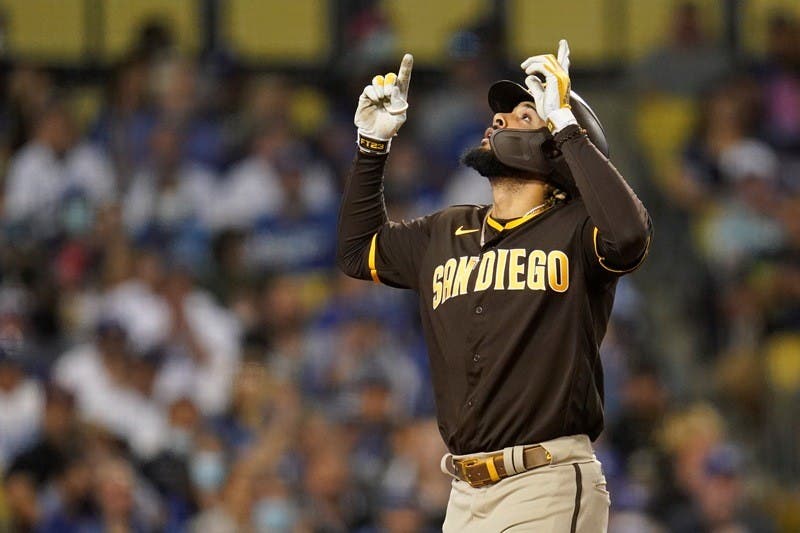 Fernando Tatis Jr., de los Padres de San Diego, celebra mientras corre las bases luego de conectar un jonrón durante la quinta entrada de un juego de béisbol contra los Dodgers de Los Ángeles el jueves 30 de septiembre de 2021 en Los Ángeles. Webster Rivas también anotó. (Foto AP / Ashley Landis)