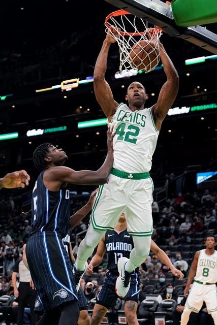 El pívot de los Boston Celtics, Al Horford (42), lanza un mate contra el pívot de los Orlando Magic, Mo Bamba, a la izquierda, durante la primera mitad de un juego de pretemporada de la NBA, el lunes 4 de octubre de 2021, en Boston. (Foto AP / Charles Krupa)