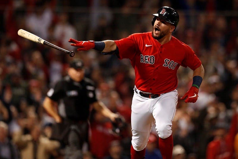 Boston (Estados Unidos), 10/06/2021.- Kyle Schwarber, de los Medias Rojas de Boston, reacciona tras conectar un jonrón solitario ante el abridor de los Yankees de Nueva York, Gerrit Cole, durante la tercera entrada de su partido de playoffs Wild Card de la Liga Americana de Béisbol de las Grandes Ligas en el Fenway. Park en Boston, Massachusetts, EE. UU., 5 de octubre de 2021. El ganador del juego de desempate de un juego avanzará a la Serie Divisional de la Liga Americana contra el Campeón de la Liga Americana Este Tampa Bay Rays. (Estados Unidos, Nueva York) EFE / EPA / CJ GUNTHER