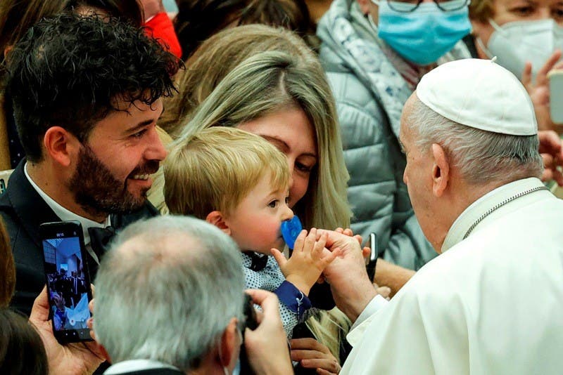El Papa Francisco da la paz a un bebé durante la audiencia semanal en la Ciudad del Vaticano. EFE/EPA/GIUSEPPE LAMI