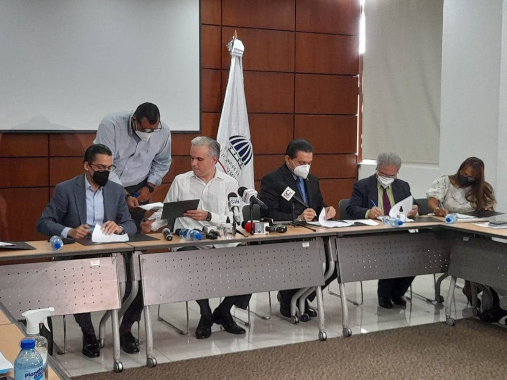 El Colegio Médico y las ARS cuando firman el convenio con la mediación del Gobierno.