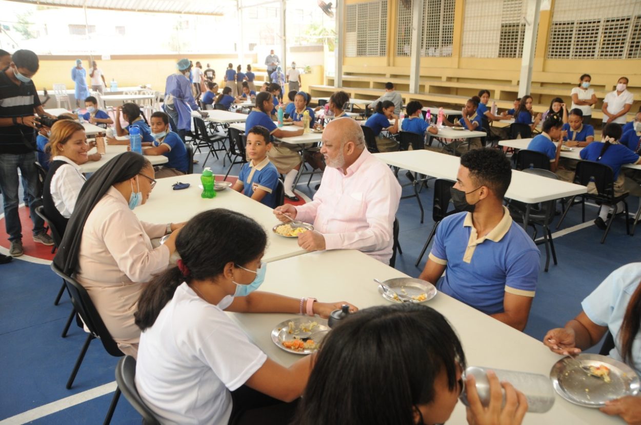 Ministro almuerza con estudiantes