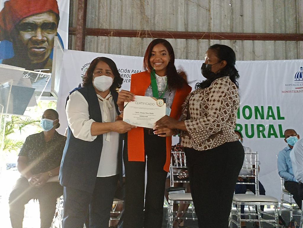 ASODEMUR gradúa 120 mujeres en La Victoria