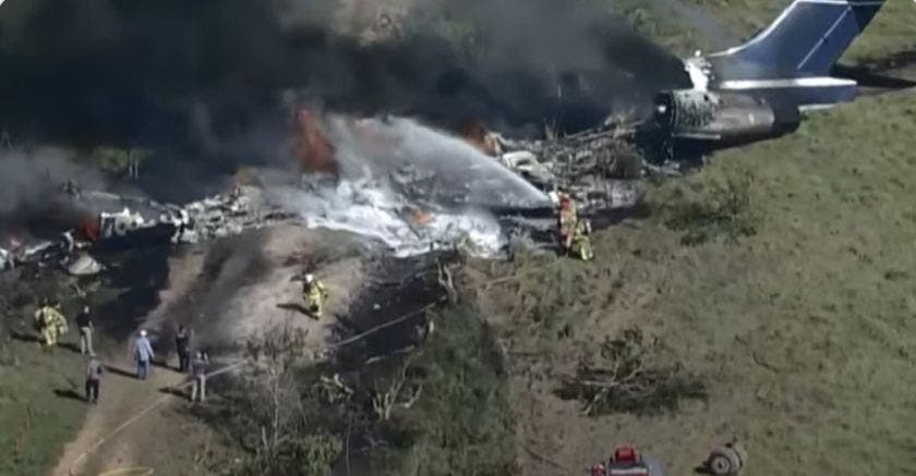 Un herido al estrellarse avión en Texas con 21 personas a bordo