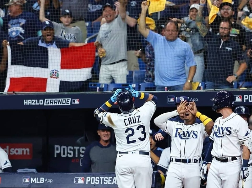 ¡Quisqueyanos valientes alcemos!