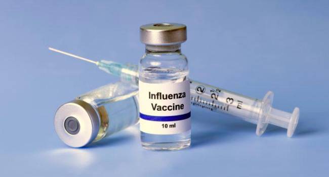 ¿Se pueden recibir las vacunas de gripe y COVID-19 a la vez?