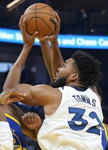 Towns realiza doble-doble en revés Wolves