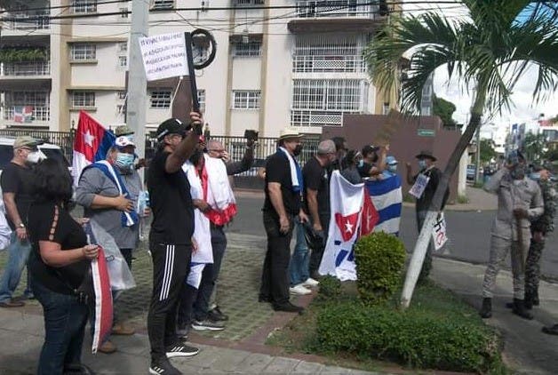 Cubanos protestan en Santo Domingo contra presunta dictadura en su país